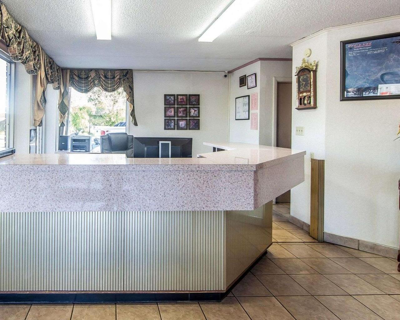 Rodeway Inn Суийтуотър Екстериор снимка