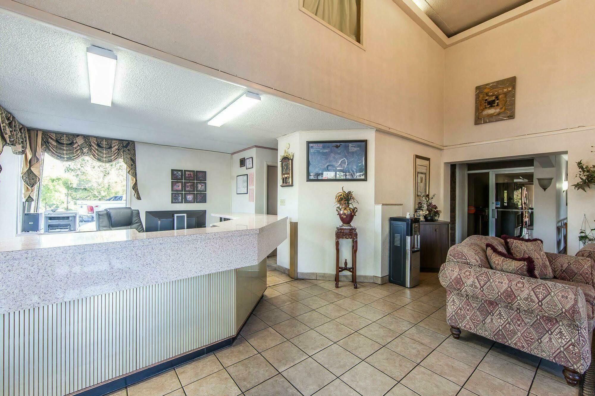 Rodeway Inn Суийтуотър Екстериор снимка